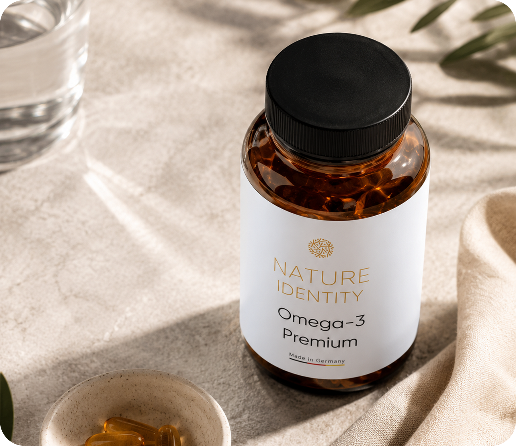 Omega-3-Flasche auf einer natürlichen Oberfläche